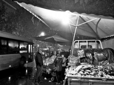 馬路上的公交車與占道經營的小貨車“擦身而過”