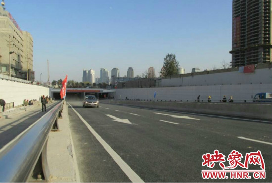 紅專路下穿中州大道隧道工程西起紅專路與姚寨路交叉口，東至紅專路與龍湖外環(huán)路交叉口。