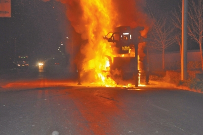 火勢(shì)異常兇猛,消防官兵都無法靠近。 火勢(shì)異常兇猛,消防官兵都無法靠近。