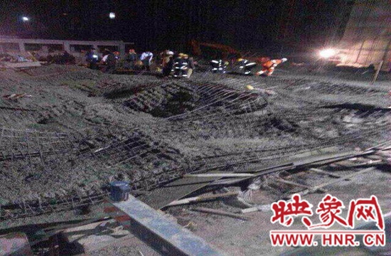 圖為事故現(xiàn)場情況，當(dāng)?shù)厝罕姽﹫D。