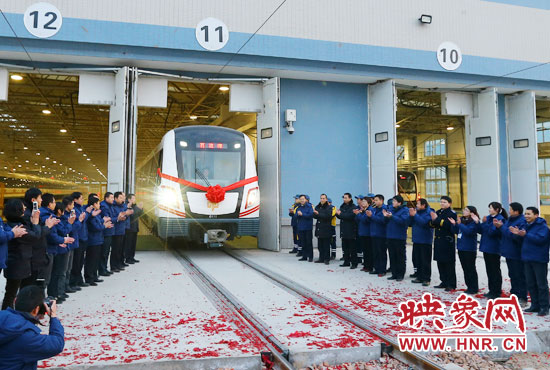 2013年12月28日鄭州地鐵第一班車(chē)發(fā)車(chē)。