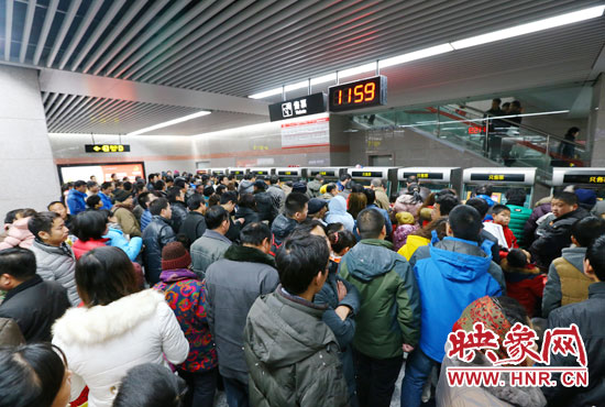地鐵開(kāi)通首日，上午十一點(diǎn)五十九分，紫荊山地鐵站售票機(jī)前擠滿(mǎn)了買(mǎi)票的市民。