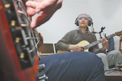 抱著吉他撥弄琴弦，子芙唱著自己的音樂。