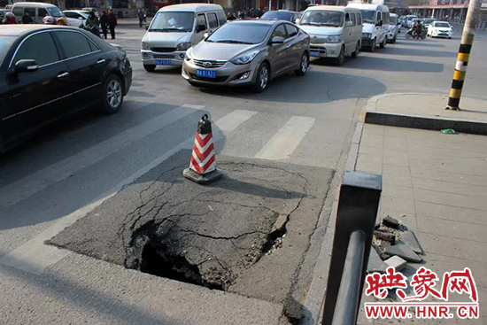 南陽路農業路出現深坑，近看是因為瀝青充當窨井蓋所致