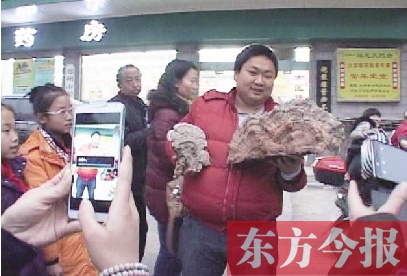 信陽小伙兒撿到兩公斤重"靈芝"類似菌 稱需買主拿房換 信陽小伙兒撿到兩公斤重"靈芝"類似菌 稱需買主拿房換