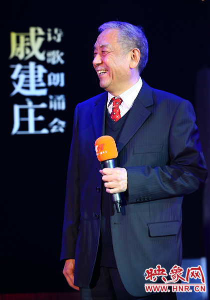 戚建莊在詩歌朗誦會上接受采訪 戚建莊在詩歌朗誦會上接受采訪