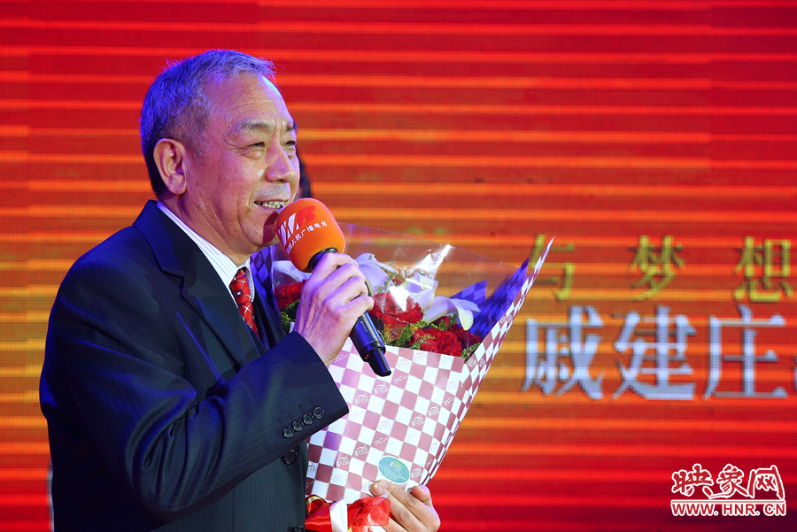 戚建莊向詩歌愛好者表達謝意。 戚建莊向詩歌愛好者表達謝意。