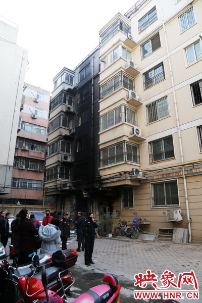 從一樓到六樓的外墻一片漆黑。