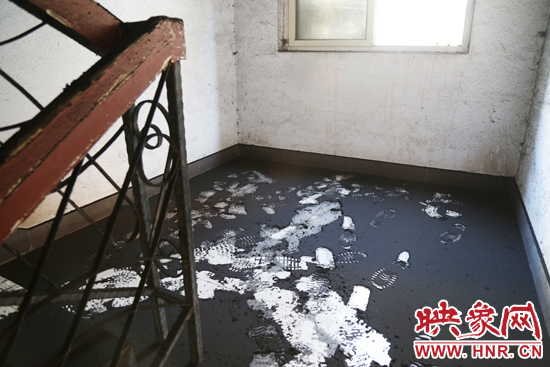 一樓到六樓的樓道內(nèi)都是黑色的煙塵。