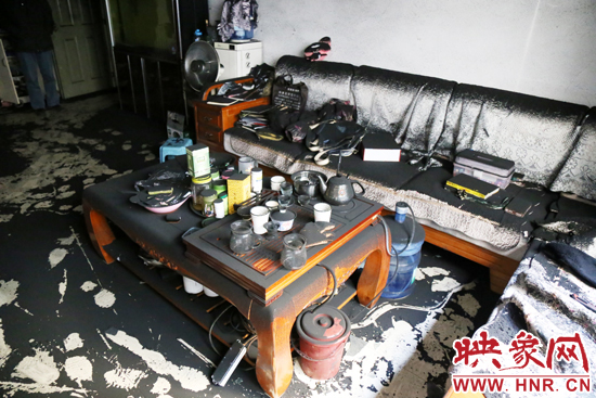 一樓住戶的家中到處都是黑煙灰兒，無法居住。