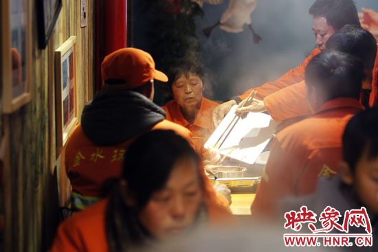 鄭州黃河路衛生路附近一家火鍋店，宴請130名環衛工人吃火鍋。