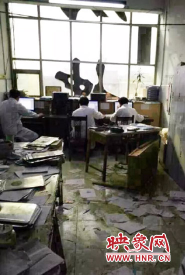 醫(yī)院辦公室內(nèi)病人病歷被扔了一地。（圖片來(lái)自網(wǎng)絡(luò)）