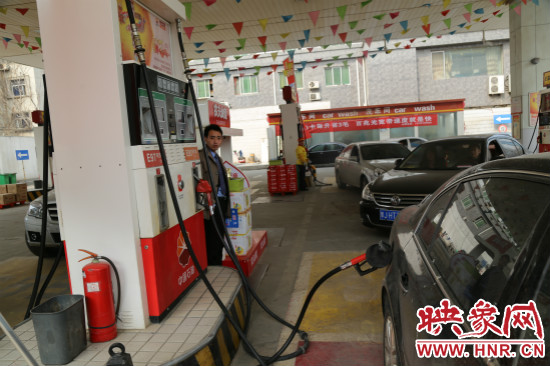 成品油價格年內兩連漲。 成品油價格年內兩連漲。