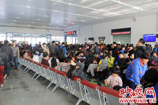 鄭開城鐵列車晚點(diǎn)致旅客滯留 疑因線路上掛落異物 鄭開城鐵列車晚點(diǎn)致旅客滯留 疑因線路上掛落異物