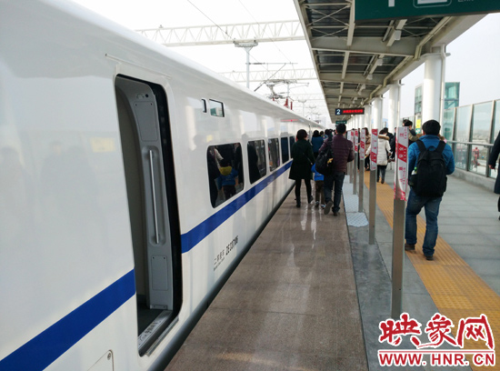 鄭開城鐵列車晚點(diǎn)致旅客滯留 疑因線路上掛落異物 鄭開城鐵列車晚點(diǎn)致旅客滯留 疑因線路上掛落異物