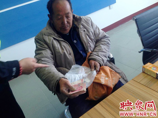 在把老人帶回駐地后，老人竟又從身上掏出幾千元現金要塞給民警。