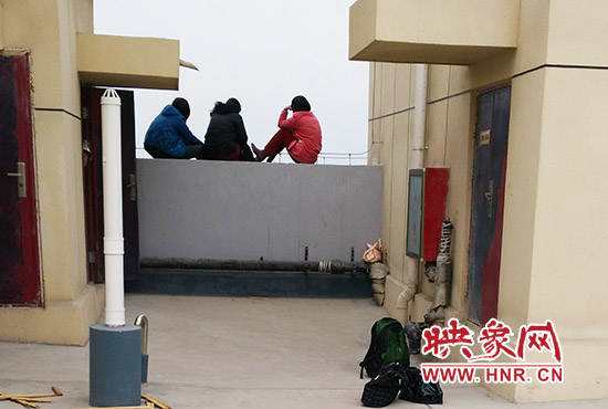 三人在樓頂始終不肯下來。 三人在樓頂始終不肯下來。