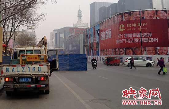 搶修圍擋區(qū)域占據(jù)了路的一半寬度 搶修圍擋區(qū)域占據(jù)了路的一半寬度