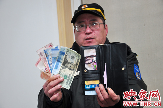 經(jīng)過上網(wǎng)查詢,巡防隊(duì)員確認(rèn)這些外幣相當(dāng)于180多元人民幣。 經(jīng)過上網(wǎng)查詢,巡防隊(duì)員確認(rèn)這些外幣相當(dāng)于180多元人民幣。