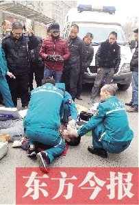 路人輪流幫醫(yī)護(hù)人員托舉吊瓶 路人輪流幫醫(yī)護(hù)人員托舉吊瓶