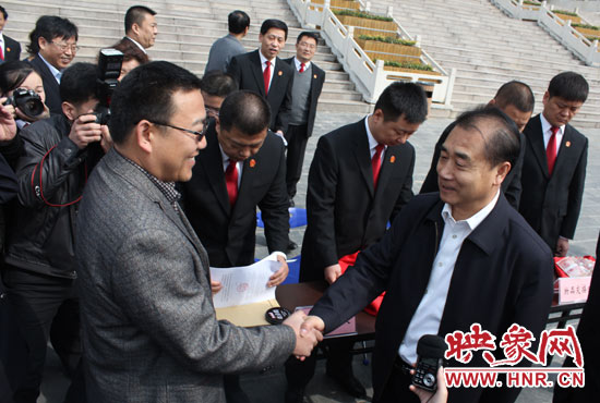 省高院院長張立勇親手將一把車鑰匙交給買受人 省高院院長張立勇親手將一把車鑰匙交給買受人