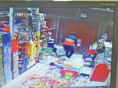 監控中顯示，當時竊賊抱起募捐箱就跑。