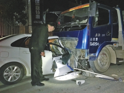 鄭州一司機(jī)酒駕逆行釀車(chē)禍 車(chē)體三分之一鉆入卡車(chē)下 鄭州一司機(jī)酒駕逆行釀車(chē)禍 車(chē)體三分之一鉆入卡車(chē)下