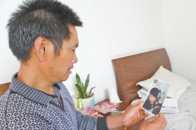 46歲的山村農(nóng)民祁振崗在失去兒子的同時(shí)，又陷入了“沒錢帶兒子回家”的揪心之痛中。