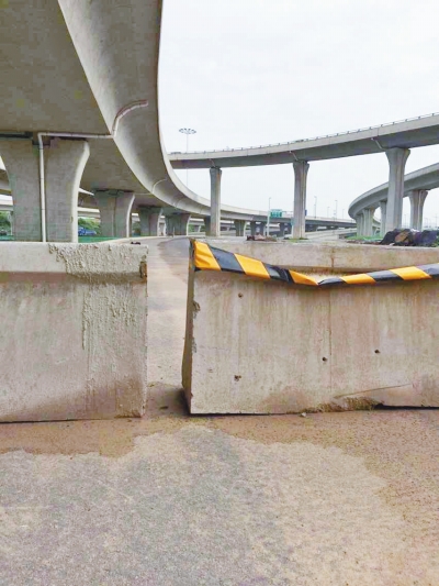  京廣快速路北延地面道路北三環入口處，一排石墩擋道，不讓入內。