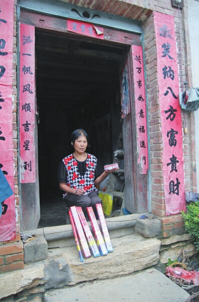 村民楊女士買來閃光雷、爆竹防衛(wèi)