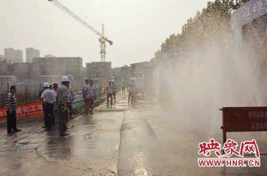 鄭州現“高空噴淋式塔吊” 施工現場宛如“仙境”