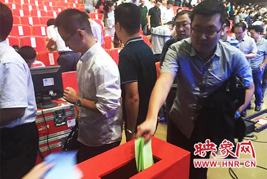 專家、評委、全局干部職工代表現(xiàn)場投票。 專家、評委、全局干部職工代表現(xiàn)場投票。