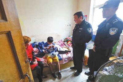 民警將小寶帶到他母親（紅衣女子）的住處，小寶拿出新鞋玩了起來。