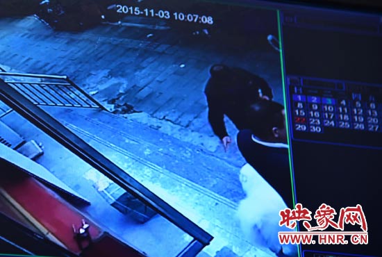 監控錄像顯示，男子走向皮皮，將其拐走。