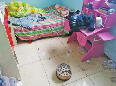 在理發(fā)店死者居住的臥室內(nèi)，地上放有一個大煤球。