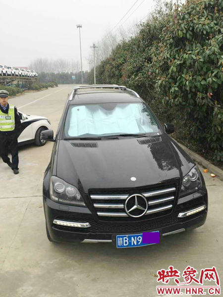 江西男子奔馳車中睡覺(jué)一氧化碳中毒，周口高速交警及時(shí)發(fā)現(xiàn)。