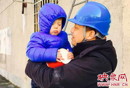 電工抱起孩子時，孩子還在睡。