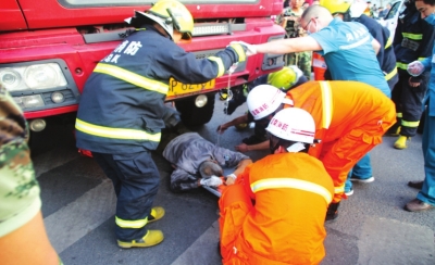 洛陽街頭發生感人一幕  六旬老人車輪下奇跡生還