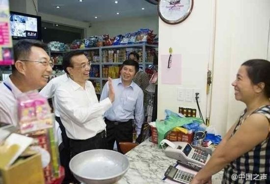 李克強(qiáng)與店主交談 李克強(qiáng)與店主交談