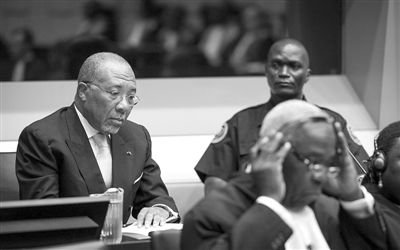 9月26日，荷蘭海牙，利比里亞前總統查爾斯·泰勒在法庭接受審判。