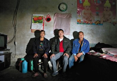 10月18日，自鋸病腿的鄭艷良所在的保定市清苑縣東臧村，有多家農戶大病難醫，村民王新建（中）得了白血