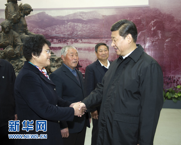 25日上午,習近平在臨沂華東革命烈士陵園參觀沂蒙精神展并會見當地先進模范和當年支前模范后代代表。 25日上午,習近平在臨沂華東革命烈士陵園參觀沂蒙精神展并會見當地先進模范和當年支前模范后代代表。