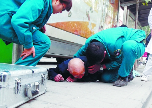 鄭州老人倒地?zé)o人敢扶 多人守候等救護(hù)車(chē)