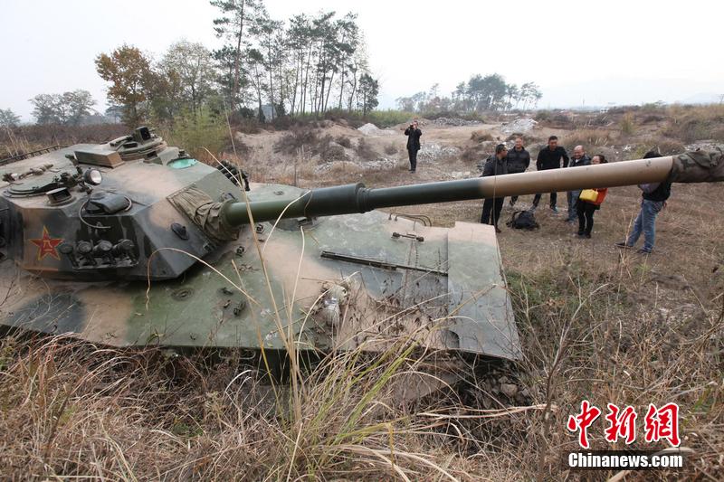 12月4日，浙江臺州，人們在坦克前圍觀。
