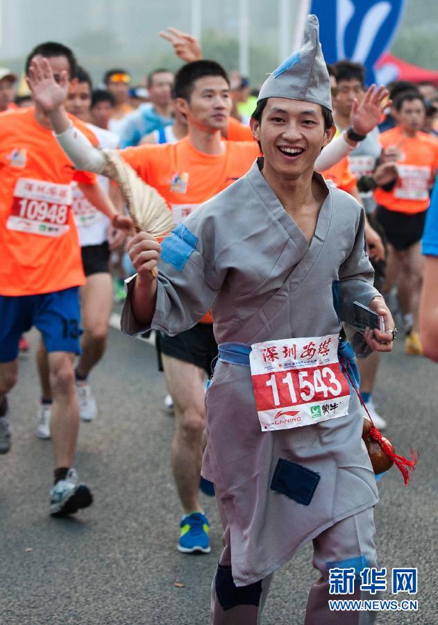 12月8日，一名選手身著“濟公”服裝參加比賽。