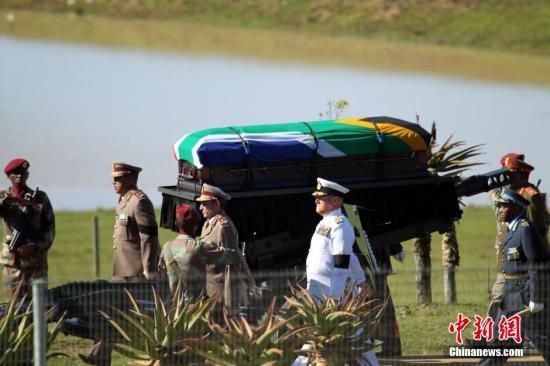 圖為南非海、陸、空三軍首腦為曼德拉護靈。宋方燦 攝 圖為南非海、陸、空三軍首腦為曼德拉護靈。宋方燦 攝