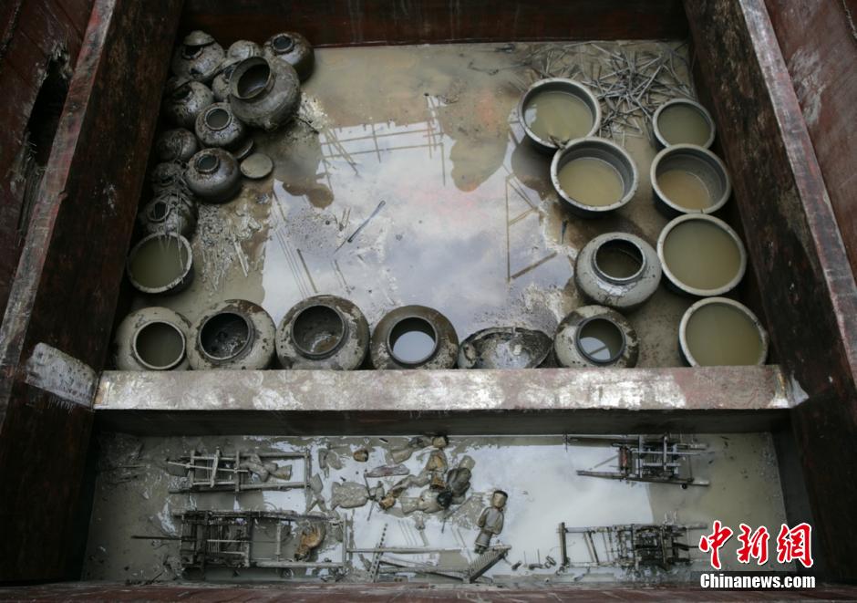 圖為漢墓群發掘現場出土了大量珍貴文物。