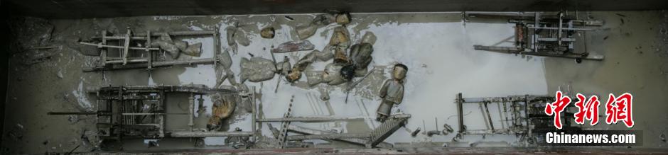 圖為考古現場發現保存完整的織機模型。