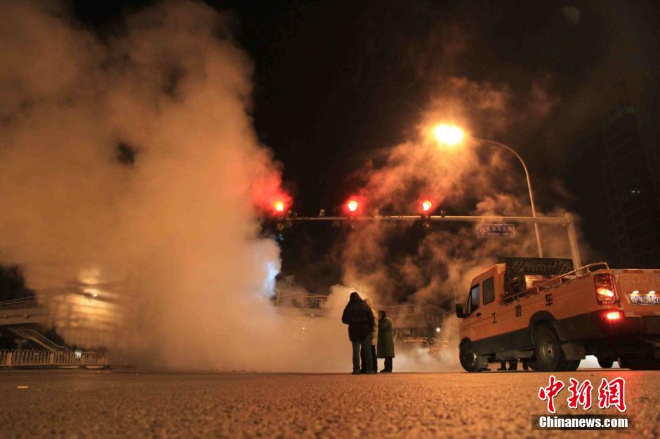 北京東單路口一地下熱力管道發生漏水事故