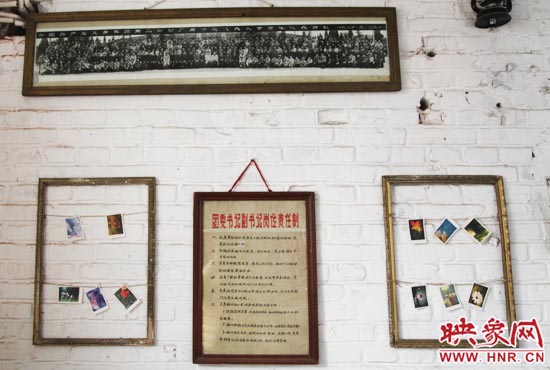 墻上掛著留下的老照片 墻上掛著留下的老照片